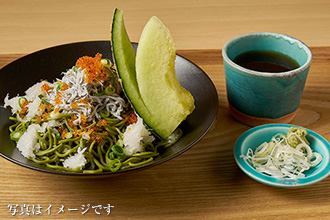 メロンに寄り添う彩り茶そば