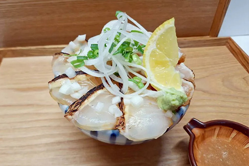 土田さんの新玉ねぎを使ったなまずと真鯛の炙り塩レモン丼