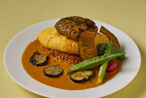 常陸牛×天てり卵 夏野菜のレッドホットカレーオムバーグ