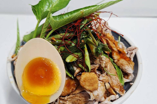 シャキうま空芯菜とロースポークの冷しゃぶ丼