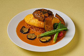 常陸牛Ｘ天照り卵　夏野菜のレッドホットカレーオムバーグ