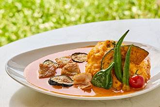 つくば鶏Ｘ天照り卵　夏野菜のレッドホットオムチキンカレー